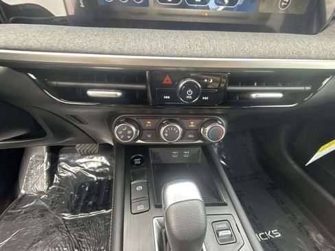 Certified 2025 Nissan Kicks SV AWD/4WD image 18