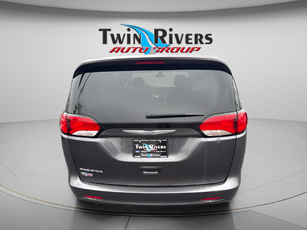 Used 2017 Chrysler Pacifica Touring FWD image 3