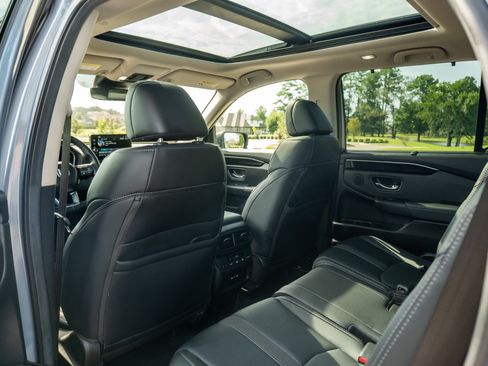 Used 2025 Honda Pilot Touring image 14