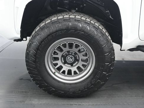 Used 2025 Toyota Tacoma SR5 AWD/4WD image 23