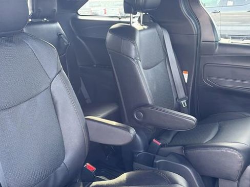 Certified 2025 Toyota Sienna Platinum image 33