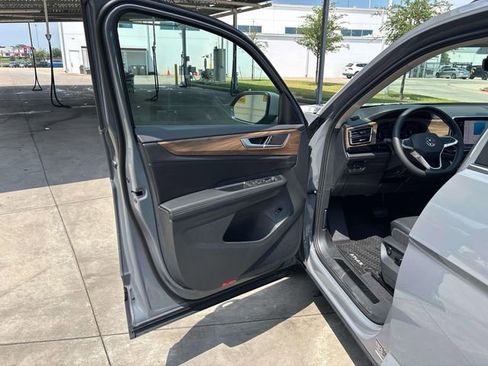 New 2026 Volkswagen Atlas SE FWD image 8