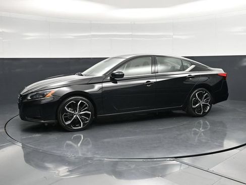 Used 2024 Nissan Altima 2.5 SR FWD image 8