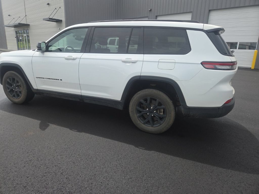 Used 2024 Jeep Grand Cherokee L Laredo RWD image 6