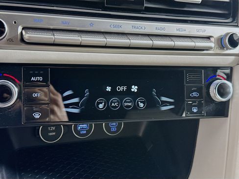 Used 2025 Genesis G70 2.5T image 24