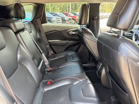 Used 2020 Jeep Cherokee Trailhawk AWD/4WD image 29