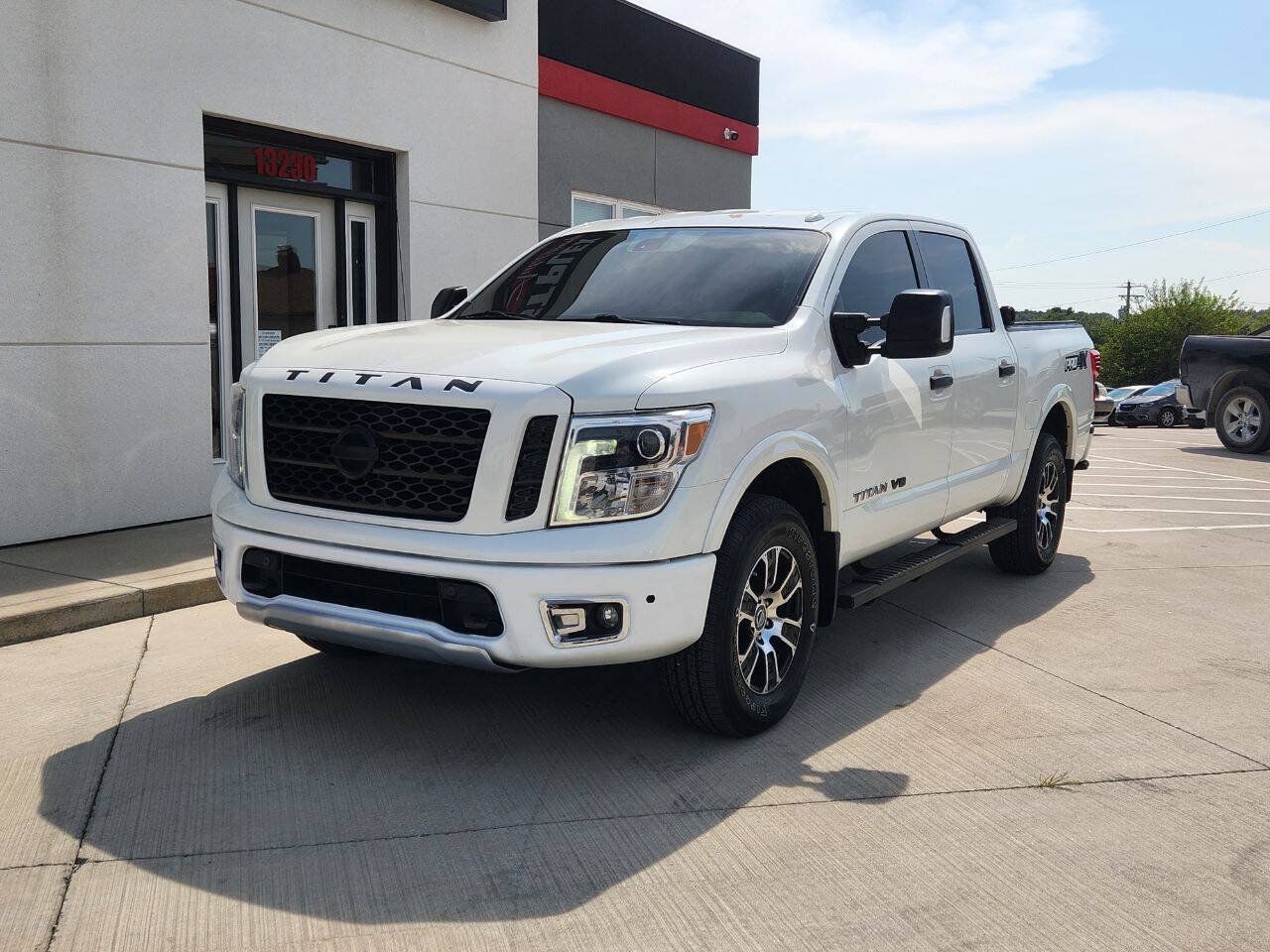 Used 2018 Nissan Titan PRO-4X AWD/4WD image 4