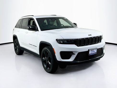 Used 2023 Jeep Grand Cherokee Altitude AWD/4WD image 3
