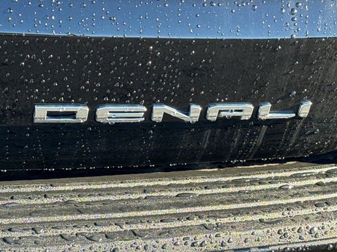 Used 2024 GMC Yukon XL Denali w/ Denali Reserve Package image 39