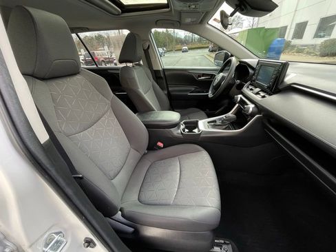 Used 2021 Toyota RAV4 XLE image 31