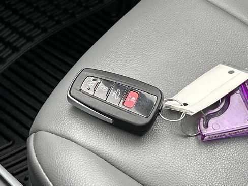 Used 2021 Toyota Highlander XLE image 31