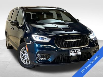 New 2025 Chrysler Pacifica Select