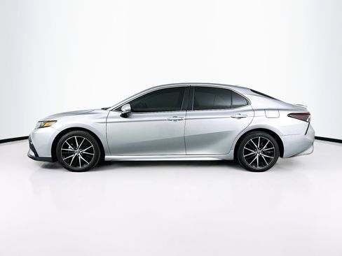 Used 2023 Toyota Camry SE image 4