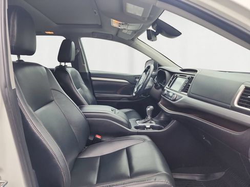 Used 2019 Toyota Highlander XLE AWD/4WD image 16