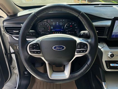 Used 2022 Ford Explorer XLT w/ Equipment Group 202A AWD/4WD image 21