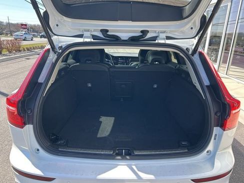 Used 2025 Volvo V60 B5 Cross Country Plus image 11