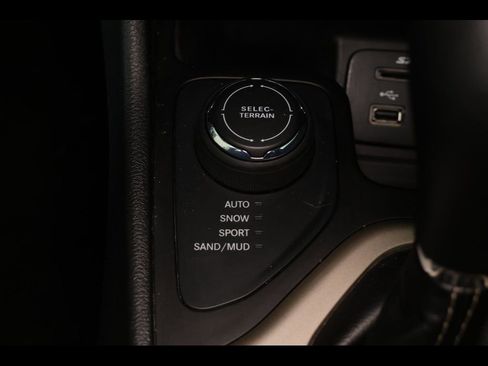 Used 2016 Jeep Cherokee Latitude w/ Safety/Convenience Group AWD/4WD image 12