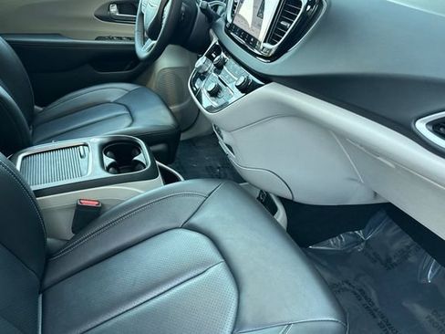 Used 2024 Chrysler Pacifica Touring-L image 20