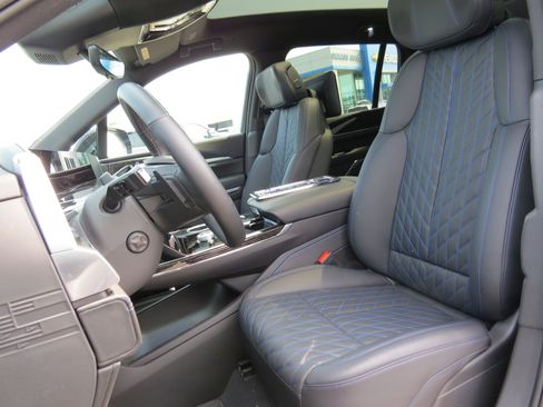 New 2025 Cadillac Escalade IQ Luxury 1 w/ Smart Trailering package image 22