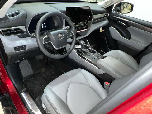 New 2026 Toyota Highlander Limited image 17