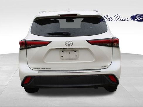 Used 2021 Toyota Highlander XLE image 6