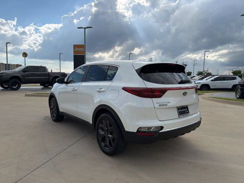 Used 2022 Kia Sportage LX w/ LX FWD Value Edition Package image 3