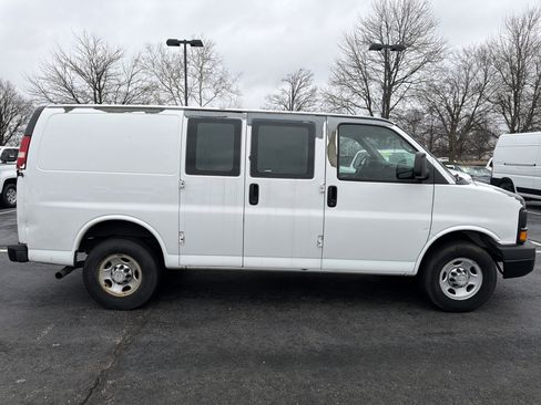 Used 2010 Chevrolet Express 2500 image 8