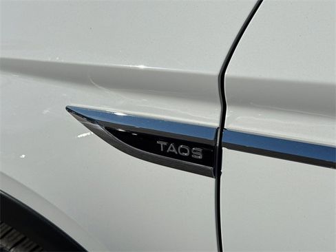 Certified 2023 Volkswagen Taos SE w/ Panoramic Sunroof Package image 9