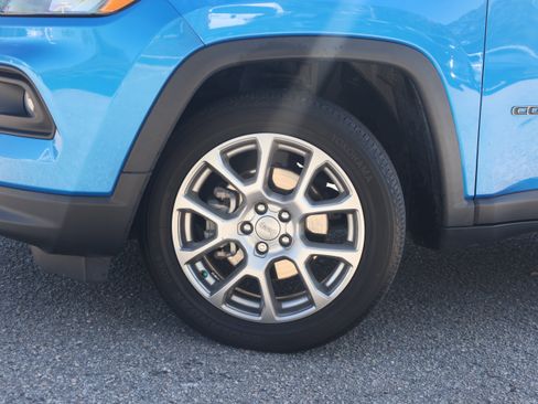 Used 2022 Jeep Compass Latitude w/ Sun and Sound Group AWD/4WD image 9