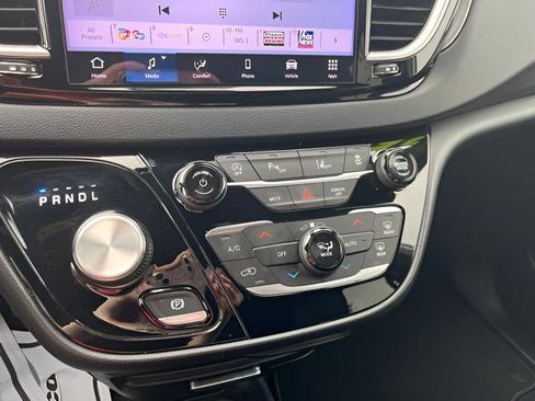 Used 2025 Chrysler Pacifica Select image 19
