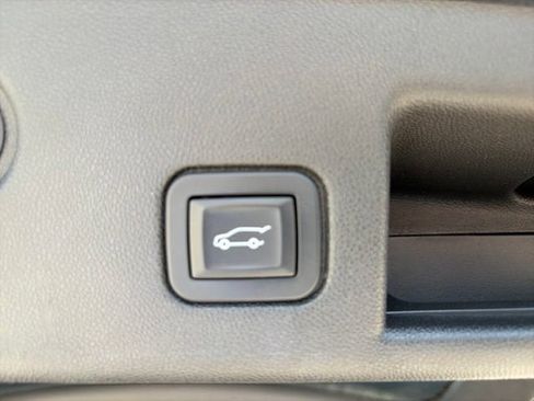 Used 2019 Chevrolet Equinox LT w/ Sun & Navigation Package FWD image 17