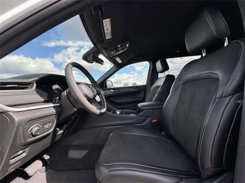 New 2025 Jeep Grand Cherokee L Laredo image 18