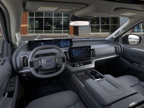 New 2026 Ford Expedition Active image 9