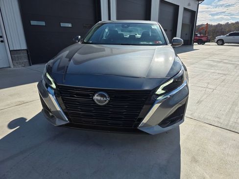 Used 2023 Nissan Altima 2.5 SV w/ SV Premium Package image 2
