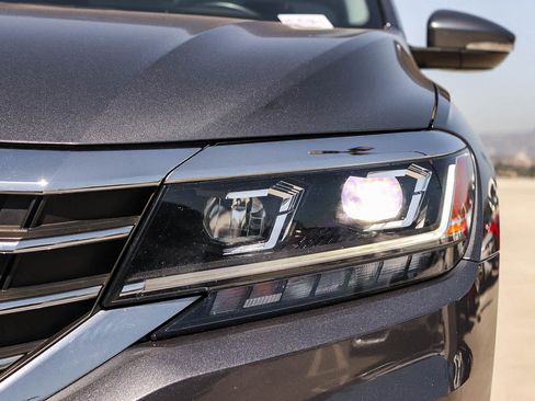 Certified 2022 Volkswagen Passat 2.0T SE FWD image 7