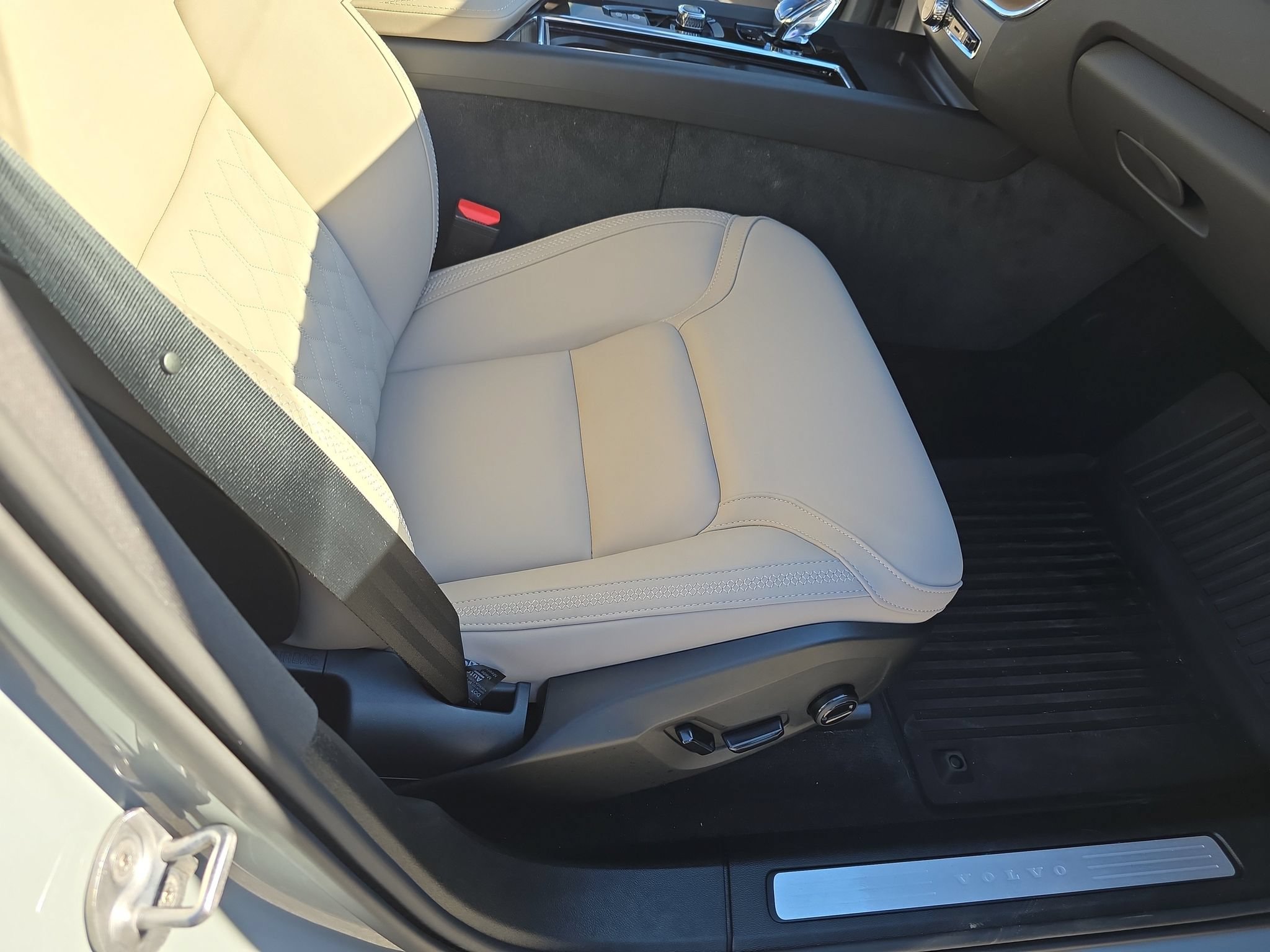Certified 2026 Volvo XC60 B5 Plus w/ Protection Package Premier AWD/4WD image 13