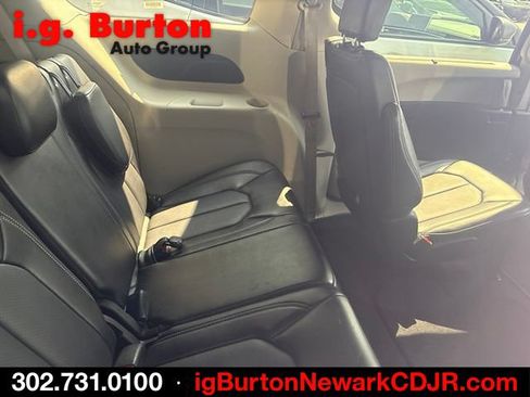 Used 2024 Chrysler Pacifica Touring-L FWD image 7