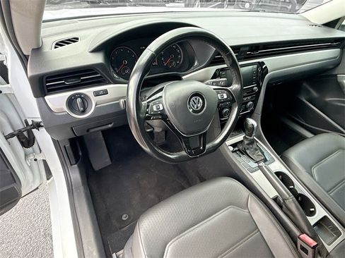 Used 2020 Volkswagen Passat 2.0T SE image 12