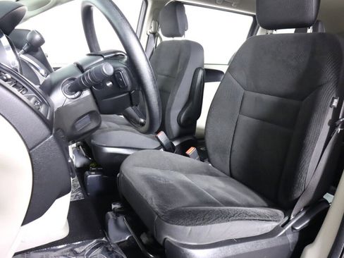 Used 2019 Dodge Grand Caravan SE w/ UConnect Hands-Free Group image 27