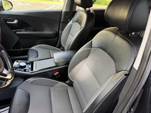 Used 2020 Kia Niro EX w/ Cold Weather Package image 11