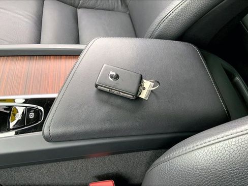 Used 2025 Volvo V60 B5 Cross Country Plus image 11