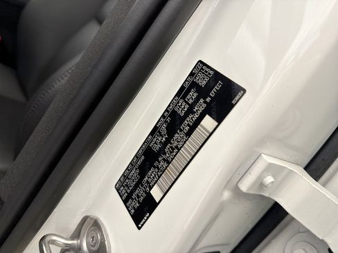 Used 2023 Volvo XC60 B5 Plus image 20