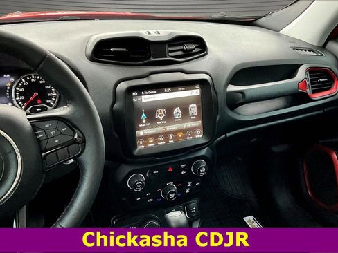 Used 2022 Jeep Renegade Latitude w/ Sun/Sound Group image 9