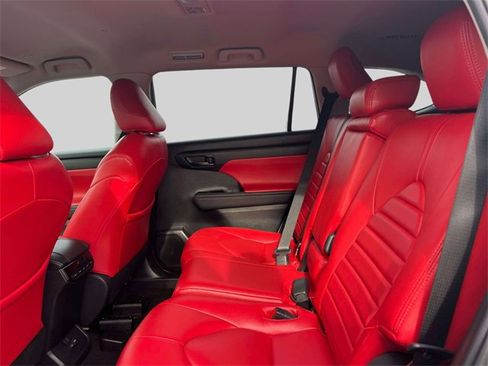 Used 2023 Toyota Highlander LE image 14