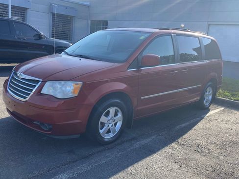 Used 2009 Chrysler Town & Country Touring FWD image 3
