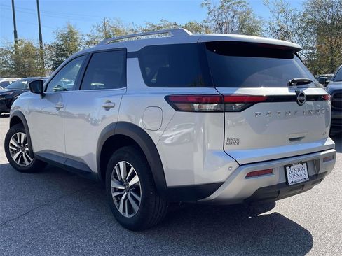 Used 2025 Nissan Pathfinder SL image 5