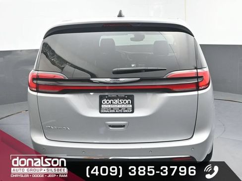 Used 2024 Chrysler Pacifica Touring-L FWD image 4