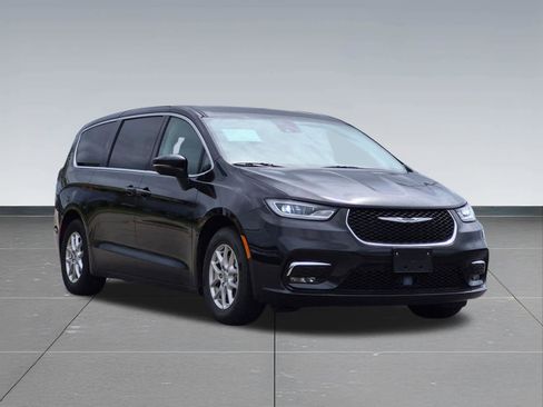 Used 2023 Chrysler Pacifica Touring-L FWD image 10