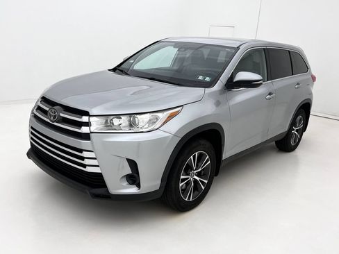 Used 2019 Toyota Highlander LE AWD/4WD image 4
