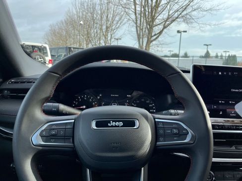 Used 2025 Jeep Compass Trailhawk image 27